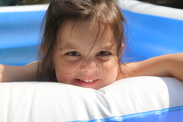 Jak nauczyć dzieci pływać? Lekcje pływania niemowląt Poznań – nauka pływania dla dzieci